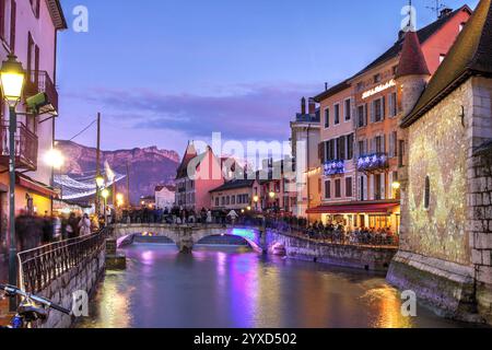 Magnifique coucher de soleil à Annecy, haute-Savoie, France avec le Palais de l'Isle, un château du XIIe siècle et les Alpes en arrière-plan. Banque D'Images