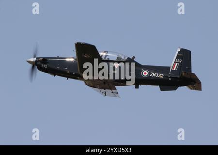 Le ZM332, un Beechcraft Texan T1 exploité par la Royal Air Force (RAF), arrive à la RAF Fairford dans le Gloucestershire, en Angleterre, pour participer au Royal International Air Tattoo 2024 (RIAT 2024). Banque D'Images