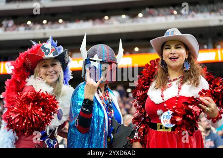 Houston, Texas, États-Unis. 15 décembre 2024. Les fans des Texans de Houston vus lors de la première moitié d'un match NFL entre les Texans et les Dolphins le 15 décembre 2024 à Houston, Texas. Les Texans ont gagné, 20-12. Crédit : ZUMA Press, Inc/Alamy Live News Banque D'Images