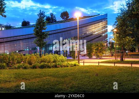 Conçu par Napur architecte et terminé en 2022, le nouveau Musée d'Ethnographie est situé dans le grand parc de la ville dans lequel se mélange presque sans couture Banque D'Images