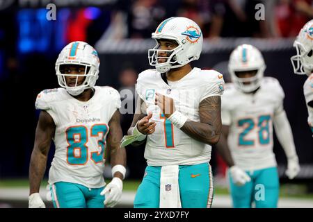 Houston, Texas, États-Unis. 15 décembre 2024. Le quarterback Tua Tagovailoa des Dolphins de Miami (1) durant le quatrième quart-temps entre les Texans de Houston et les Dolphins de Miami au NRG Stadium de Houston, TX, le 15 décembre 2024. Crédit : ZUMA Press, Inc/Alamy Live News Banque D'Images