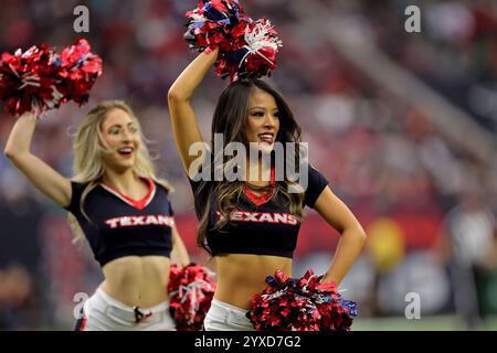 Houston, Texas, États-Unis. 15 décembre 2024. Les cheerleaders des Texans de Houston se produisent avant le quatrième quart-temps du match entre les Texans de Houston et les Dolphins de Miami au NRG Stadium de Houston, Texas, le 15 décembre 2024. Crédit : ZUMA Press, Inc/Alamy Live News Banque D'Images