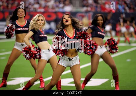 Houston, Texas, États-Unis. 15 décembre 2024. Les cheerleaders des Texans de Houston se produisent avant le quatrième quart-temps du match entre les Texans de Houston et les Dolphins de Miami au NRG Stadium de Houston, Texas, le 15 décembre 2024. Crédit : ZUMA Press, Inc/Alamy Live News Banque D'Images