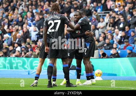 Les joueurs de Crystal Palace célèbrent l'objectif 0-2 d'Ismaila Sarr lors du match Brighton & Hove Albion FC contre Crystal Palace FC English premier League au American Express Stadium, Brighton & Hove, Angleterre, Royaume-Uni le 15 décembre 2024 crédit : Every second Media/Alamy Live News Banque D'Images