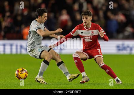 Hayden Hackney de Middlesbrough en action avec George Honeyman de Millwall lors du Sky Bet Championship match entre Middlesbrough et Millwall au Riverside Stadium, Middlesbrough le samedi 14 décembre 2024. (Photo : Mark Fletcher | mi News) crédit : MI News & Sport /Alamy Live News Banque D'Images