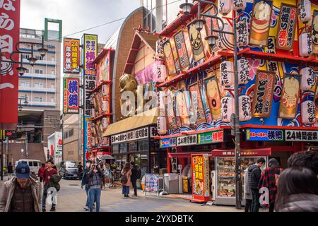 Enseignes colorées au néon dans le quartier de Shinsekai dans le sud d'Osaka centre-ville de Minami, célèbre pour de nombreux restaurants, boutiques, bars et salons de pachinko sur Banque D'Images