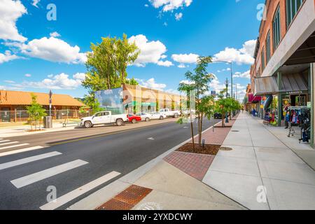 First Avenue, la rue principale à travers le centre-ville de Sandpoint, Idaho, un jour d'été dans la région panhandle du nord de l'Idaho. Banque D'Images
