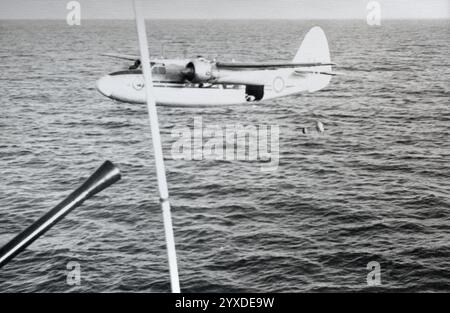 Un Percival P.66 Pembroke C1 de la Royal Air Force du vol de communication opérant à partir de la RAF Eastleigh larguant du ravitaillement au HMS Loch Ruthven en mer, vers 1950 Banque D'Images