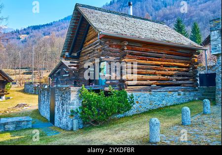 La belle maison en bois restaurée avec toiture traditionnelle en pierre de piode, Mogno, Val Lavizzara, Vallemaggia, Tessin, Suisse Banque D'Images