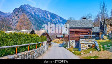 Panorama du village alpin de Mogno avec des maisons traditionnelles en pierre torba et des maisons mixtes en pierre-bois, Valle Maggia, Tessin, Suisse Banque D'Images