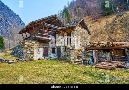 L'ancienne maison traditionnelle en bois de pierre du Ticinois à Cambleo est actuellement en cours de restauration, Val Lavizzara, Vallemaggia, Tessin, Suisse Banque D'Images