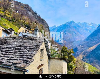 Le toit traditionnel de la maison de piode Ticinaise, fait de dalles de pierre, situé contre les Alpes lépontines rocheuses, Brontallo, Val Lavizzara, Valemaggia, Switze Banque D'Images