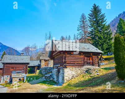 Maisons alpines traditionnelles en bois de pierre avec toits de dalles de pierre piode, Mogno, Val Lavizzara, Vallemaggia, Tessin, Suisse Banque D'Images