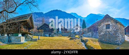 Panorama de la prairie de montagne, forêts et paysage alpin de Val Lavizzara avec logement suisse traditionnel du village de Mogno et ruisseau étroit, Valle Banque D'Images