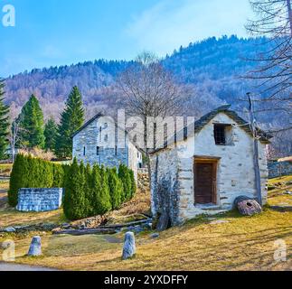 Le petit moulin à eau et les maisons traditionnelles de torba en pierre du Ticinois de Mogno, Val Lavizzara, Vallemaggia, Tessin, Suisse Banque D'Images