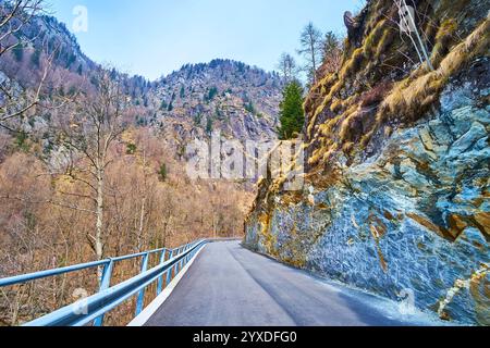 Marchez sur la route serpentine de Mogno au village de Cambleo dans le Val Lavizzara avec une vue sur les montagnes rocheuses, les forêts et la vallée de la rivière Maggia, V. Banque D'Images
