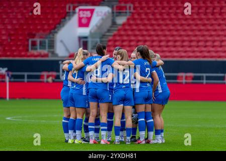 Bristol, Royaume-Uni. 15 décembre 2024. Bristol, Angleterre, 15 décembre 2024 les joueuses de Durham se blottissent devant le match du Championnat féminin entre Bristol City et Durham à Ashton Gate à Bristol, Angleterre (Rachel le Poidevin/SPP) crédit : SPP Sport Press photo. /Alamy Live News Banque D'Images