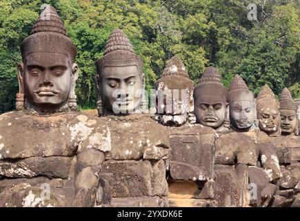 Krong Siem Reap Tonle Om South Gate Bridge statues, Cambodge Banque D'Images