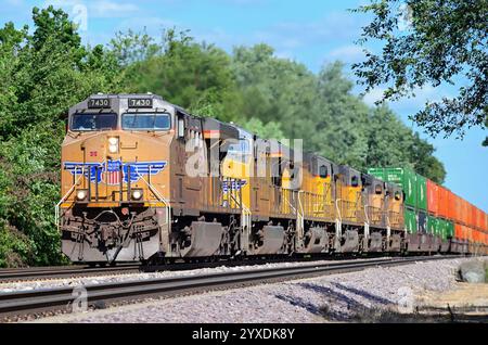 La Fox, Illinois, États-Unis. Au total, six locomotives dirigent un train de marchandises intermodal de l'Union Pacific tout en traversant le nord-est de l'Illinois. Banque D'Images