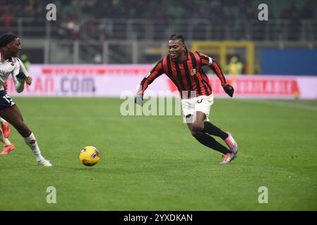 Milan, Italie. 15 décembre 2024. RFAEL LEAO en action lors du match de football Serie A TIM entre l'AC Milan et le CFC de Gênes au stade San Siro (crédit image : © Ervin Shulku/ZUMA Press Wire) USAGE ÉDITORIAL SEULEMENT! Non destiné à UN USAGE commercial ! Banque D'Images