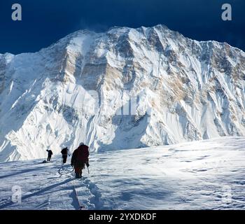 Montage de randonneurs sur le glacier et le mont Annapurna 1 du camp de base sud du mont Annapurna, dans les montagnes de l'Himalaya du Népal Banque D'Images