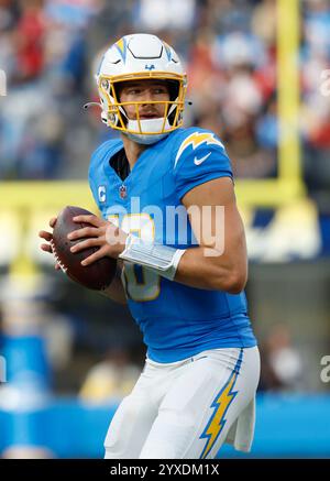 Inglewood, Californie, États-Unis. 15 décembre 2024. Justin Herbert (10 ans), quarterback des Chargers de Los Angeles, en action lors du match de la NFL contre les Buccaneers de Tampa Bay à Inglewood, en Californie. Crédit photo obligatoire : Charles Baus/CSM/Alamy Live News Banque D'Images