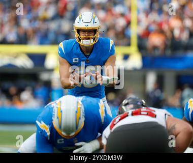 Inglewood, Californie, États-Unis. 15 décembre 2024. Justin Herbert (10 ans), quarterback des Chargers de Los Angeles, en action lors du match de la NFL contre les Buccaneers de Tampa Bay à Inglewood, en Californie. Crédit photo obligatoire : Charles Baus/CSM/Alamy Live News Banque D'Images