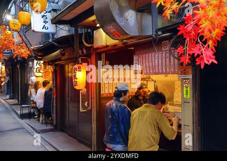 Omoide Yokocho ou Memory Lane ruelle de bars et restaurants à Shinjuku, Tokyo, Japon Banque D'Images