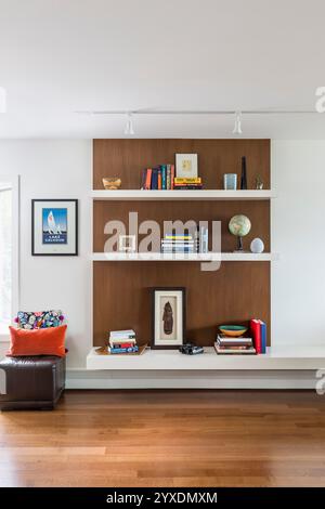 Étagères ouvertes intégrées sur le mur de l'appartement Banque D'Images