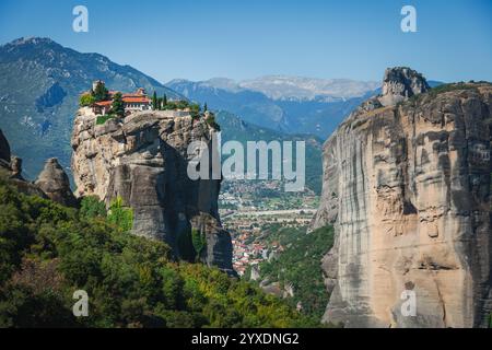 Monastère sur TP de falaise rocheuse dans les Météores Banque D'Images