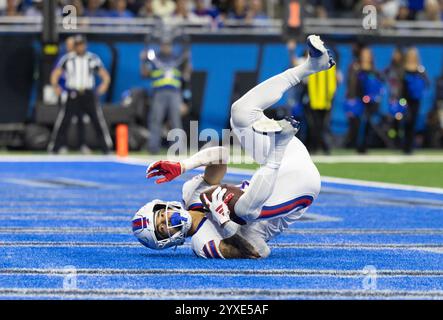 Detroit, États-Unis. 15 décembre 2024. Khalil Shaker, receveur des Buffalo Bills, marque un touchdown de trois yards au troisième quart-temps contre les Buffalo Bills au Ford Field à Detroit, Michigan, le dimanche 15 décembre 2024. Photo de Rena Laverty/UPI crédit : UPI/Alamy Live News Banque D'Images