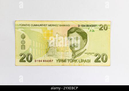 Turquie 20 lires 2009 billet de banque représentant un portrait de Mimar Kemaleddin (1870-1927), bâtiment principal de l'Université Gazi, aqueduc, motif circulaire et cube-globe-c. Banque D'Images