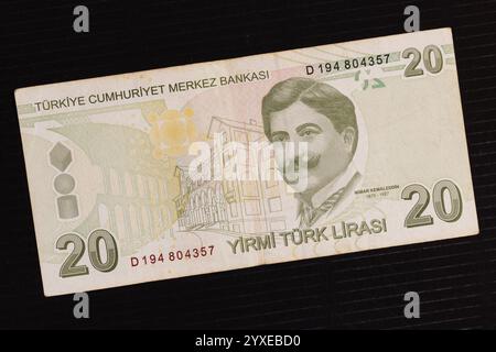 Turquie 20 lires 2009 billet de banque représentant un portrait de Mimar Kemaleddin (1870-1927), bâtiment principal de l'Université Gazi, aqueduc, motif circulaire et cube-globe-c. Banque D'Images