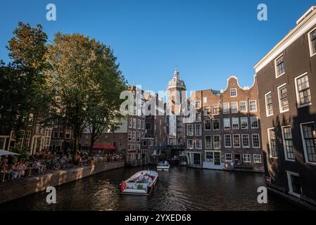 Vue sur le canal depuis Armbrug à de Wallen par un après-midi lumineux - Amsterdam, pays-Bas Banque D'Images