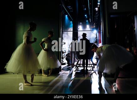 Queens, États-Unis. 15 décembre 2024. Des danseurs attendent dans les ailes avant de monter sur scène pour se produire à la performance de casse-noisette de la Joffrey Ballet School au LaGuardia Performing Arts Center le dimanche 15 décembre 2024 à New York. Photo de John Angelillo/UPI crédit : UPI/Alamy Live News Banque D'Images