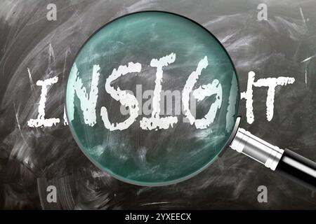 Aperçu - apprendre, étudier et inspecter. En examinant de plus près Insight. Une loupe agrandissant le mot « Insight » écrit sur un tableau noir Banque D'Images