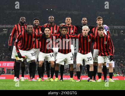 Milan. 15 décembre 2024. Les joueurs de l'AC Milan posent pour une photo avant un match de football de Serie A entre l'AC Milan et Gênes à Milan, Italie, Dec.15, 2024. Crédit : Alberto Lingria/Xinhua/Alamy Live News Banque D'Images