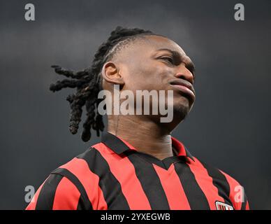 Milan. 15 décembre 2024. Rafael Leao de l'AC Milan réagit lors d'un match de football de série A entre l'AC Milan et Gênes à Milan, Italie, Dec.15, 2024. Crédit : Alberto Lingria/Xinhua/Alamy Live News Banque D'Images