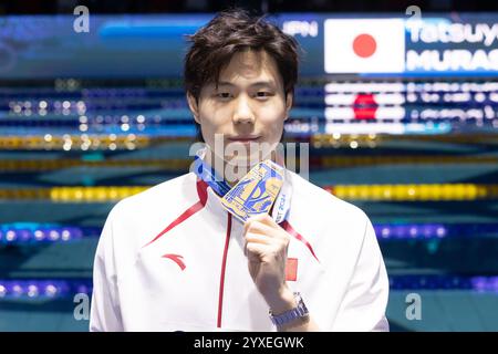 Budapest, Hongrie. 15 décembre 2024. Le médaillé d'or Qin Haiyang de Chine pose lors de la cérémonie de remise de la finale masculine du 50 m brasse aux Championnats du monde de natation aquatique (25 m) à Budapest, Hongrie, le 15 décembre 2024. Crédit : Attila Volgyi/Xinhua/Alamy Live News Banque D'Images