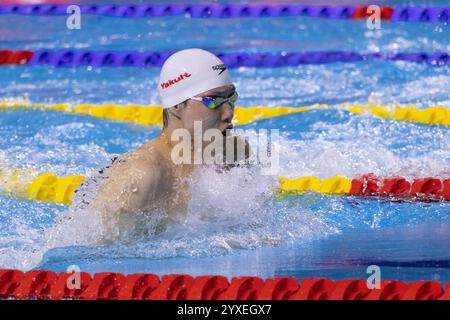 Budapest, Hongrie. 15 décembre 2024. Qin Haiyang, de Chine, participe à la finale masculine du 50m brasse aux Championnats du monde de natation aquatique (25m) à Budapest, Hongrie, le 15 décembre 2024. Crédit : Attila Volgyi/Xinhua/Alamy Live News Banque D'Images