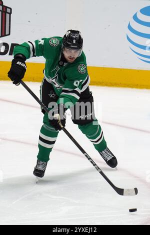 Dallas, Texas, États-Unis. 14 décembre 2024. Lian Bichsel #6 des Dallas Stars patinant avec la rondelle contre Louis Blues lors du match de saison régulière de la Ligue nationale de hockey au American Airlines Center. Score final OT Dallas Stars 2- 1 qualifié Louis Blues. Le 14 décembre 2024 à Dallas, Texas, États-Unis. (Crédit image : © Javier Vicencio/eyepix via ZUMA Press Wire) USAGE ÉDITORIAL SEULEMENT! Non destiné à UN USAGE commercial ! Banque D'Images