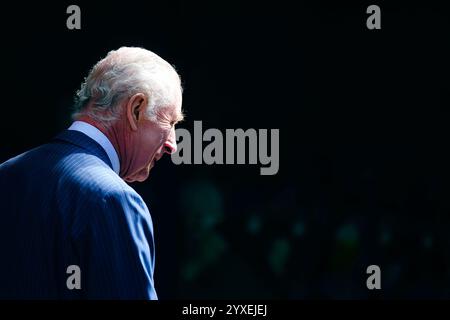 EXAMEN DE l'ANNÉE 2024 photo du dossier datée du 30/04/24 : King Charles III, patron de cancer Research UK et Macmillan cancer support, part après une visite à l'University College Hospital Macmillan cancer Centre, Londres, pour sensibiliser à l'importance du diagnostic précoce et souligner certaines des recherches novatrices qui se déroulent au centre. Date d'émission : lundi 16 décembre 2024. Banque D'Images