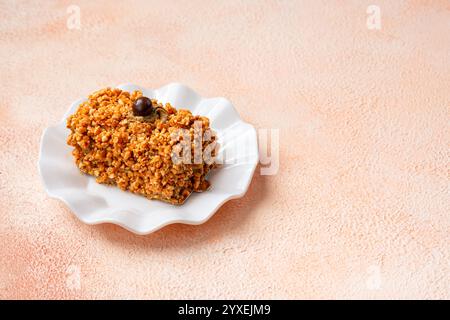 Gâteau au caramel moka nougat avec des pépites de chocolat sur le dessus Banque D'Images