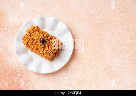 Gâteau au caramel moka nougat avec des pépites de chocolat sur le dessus Banque D'Images