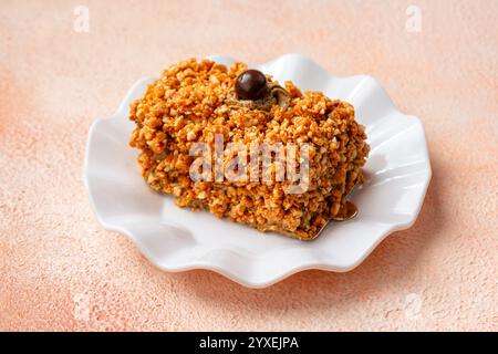 Gâteau au caramel moka nougat avec des pépites de chocolat sur le dessus Banque D'Images