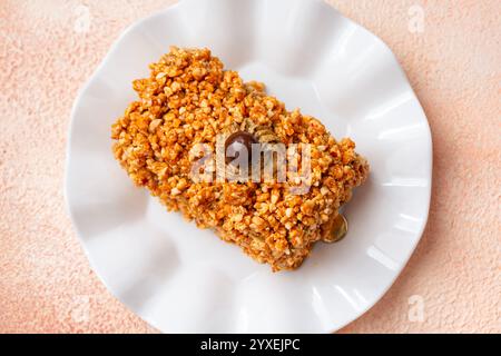 Gâteau au caramel moka nougat avec des pépites de chocolat sur le dessus Banque D'Images