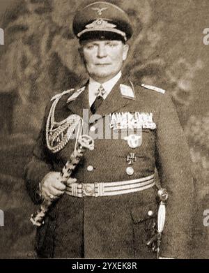 Un portrait de Hermann Goring dans les années 1940. en uniforme militaire complet. Hermann Wilhelm Göring ou Goering ; (1893 – 1946) était un homme politique allemand, chef militaire, et plus tard un criminel de guerre reconnu coupable. Il était l'une des figures les plus puissantes du parti nazi pendant la seconde Guerre mondiale - il a également été un ancien pilote de chasse décoré de la première Guerre mondiale - Ein Porträt von Hermann Göring aus den 1940er Jahren in voller Militäruniform. Hermann Wilhelm Göring oder Goering (1893 – 1946) War ein deutscher Politiker, Militärführer und später ein verurteilter Kriegsverbrecher Banque D'Images