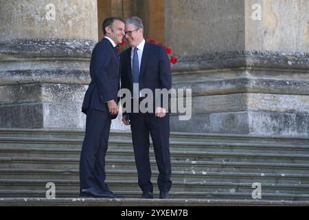 EXAMEN DE l'AP de l'ANNÉE 2024 photo du 18/07/24 : le premier ministre Sir Keir Starmer salue le président de la France, Emmanuel Macron, à son arrivée au sommet de la Communauté politique européenne au Palais de Blenheim à Woodstock, Oxfordshire. Date d'émission : lundi 16 décembre 2024. Banque D'Images