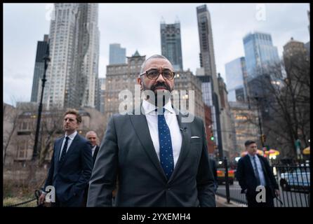 EXAMEN DE l'ANNÉE 2024 photo du dossier datée du 28/02/24 : le ministre de l'intérieur James marche habilement de l'hôtel de ville où il a rencontré le maire de New York, Eric Adams, au siège du NYPD lors de sa visite d'une journée à la ville américaine. Date d'émission : lundi 16 décembre 2024. Banque D'Images