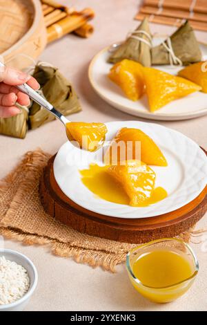 Kue cang ou Ki Jang et Zongzi ou Bakcang. Boulettes de riz gluant salées chinoises Banque D'Images